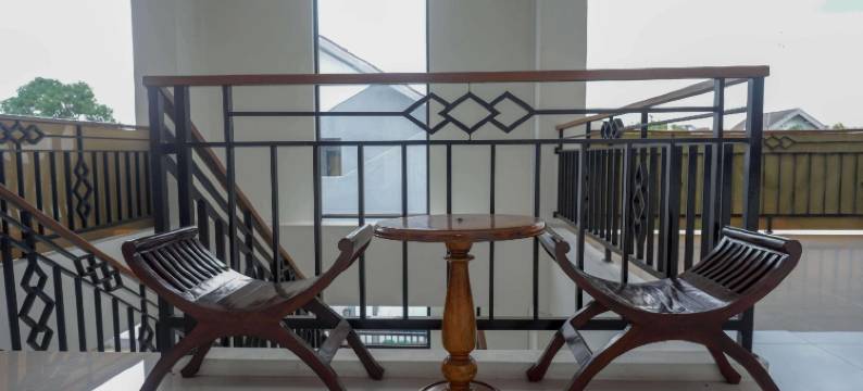 红多兹酒店-近蒂尔托纳迪2号航站楼(RedDoorz Near Terminal Tirtonadi 2)图片