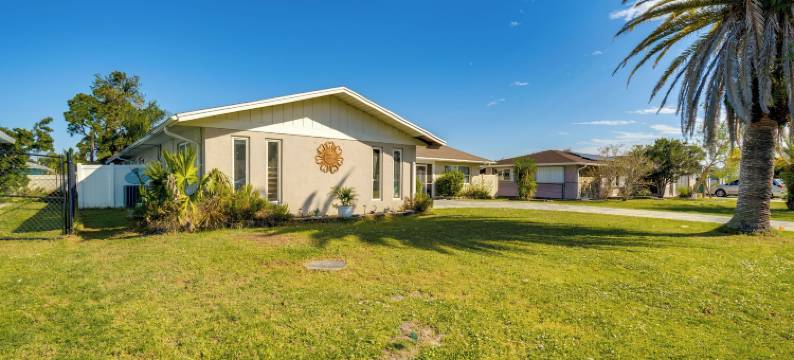 距夏洛特港海滩公园4英里：带泳池的宝石(4 Mi to Port Charlotte Beach Park Gem with Pool)图片