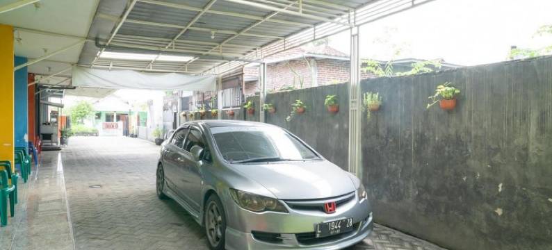 红多兹伊斯兰酒店-近诗都阿佐力宝广场(RedDoorz Syariah Near Lippo Plaza Sidoarjo)图片