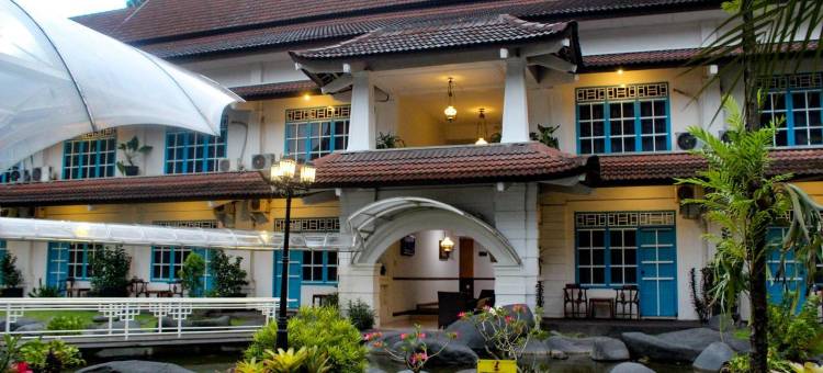 谏义里自由酒店(Hotel Merdeka Kediri)图片