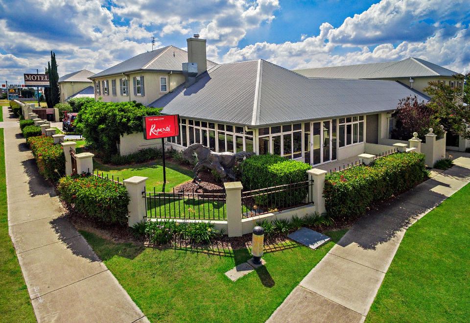 Coachmans Inn WarwickHotel Overview