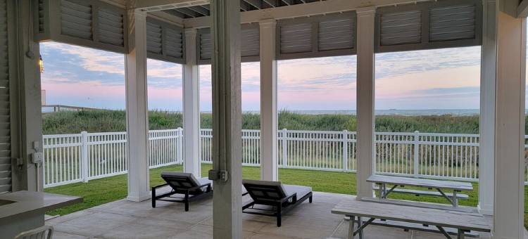 BEACHFRONT! HOT TUB! ELEVATOR! CUSTOM-BUILT! GATED COMMUNITY! BEACH, STEPS AWAY!图片