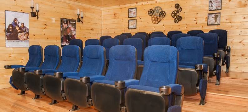 Booking for 2026!  10 Point Buck - 10 Bedroom Ensuite!  Theater Room, Arcade+图片