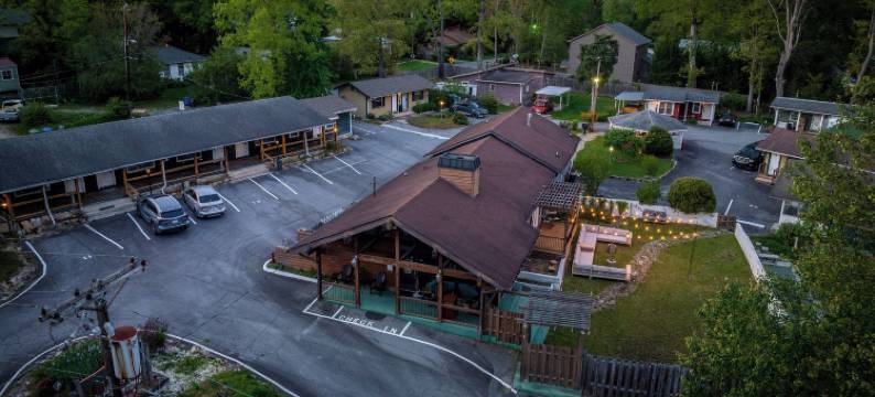 雪松木旅馆(CedarWood Inn)图片