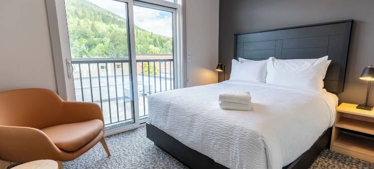 Basecamp套房雷夫尔斯托克(Basecamp Suites Revelstoke)图片