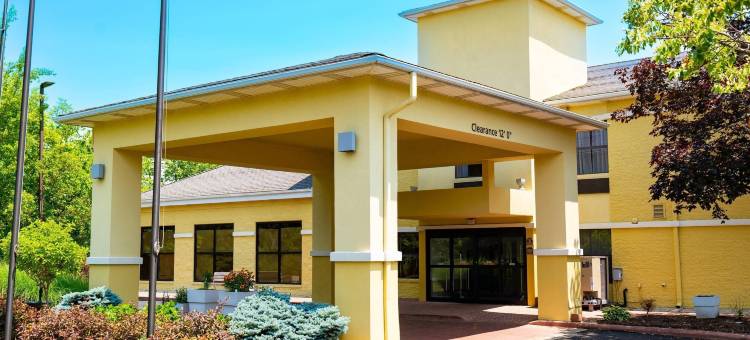 品质酒店及套房橡木村 - 克利夫兰南(Quality Inn & Suites Oakwood Village - Cleveland South)图片