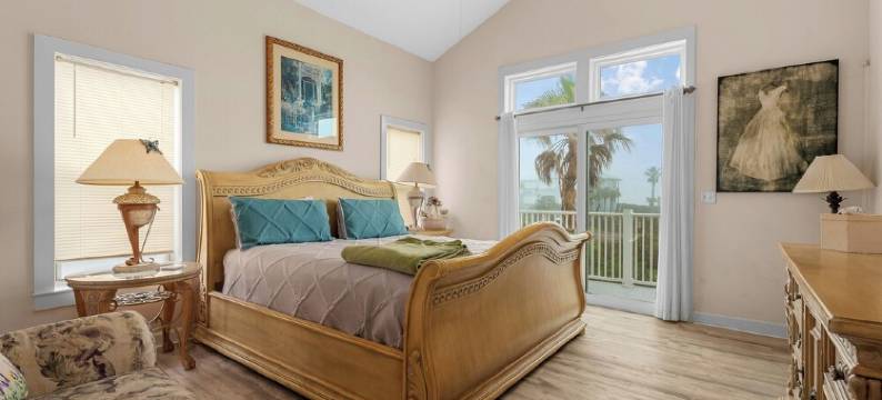 3-Story Beach House Retreat with Heated Pool, Game Room, 5 Min to Flagler图片