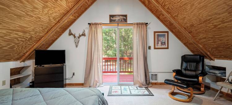 Remote Cabin Surrounded by Wilderness图片