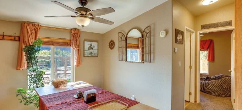 绝美景观：宁静的悬崖之家靠近徒步旅行！(Stunning Views: Quiet Bluff Home Near Hiking!)图片