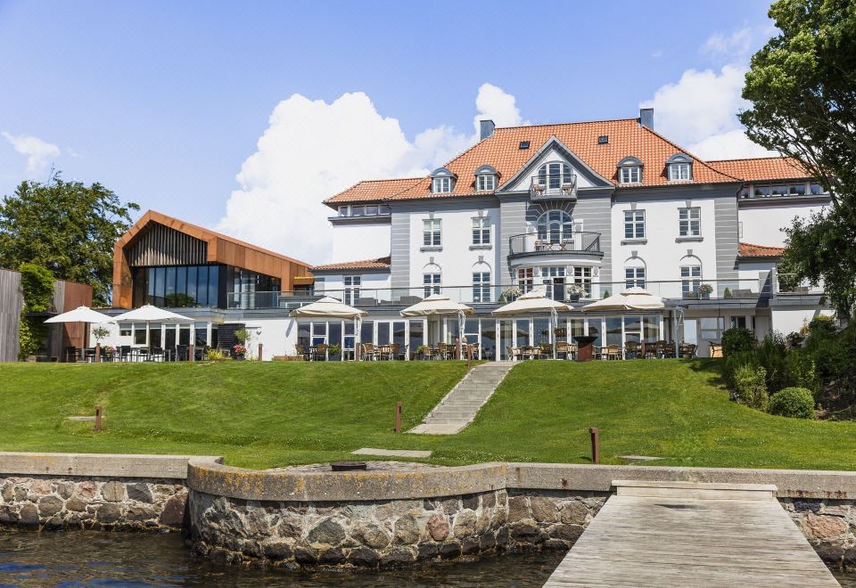 Sixtus Sinatur Hotel & Konference Over view