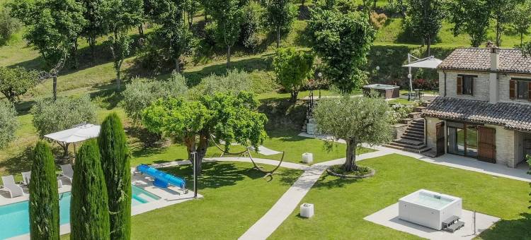 Scenic villa with heated pool图片