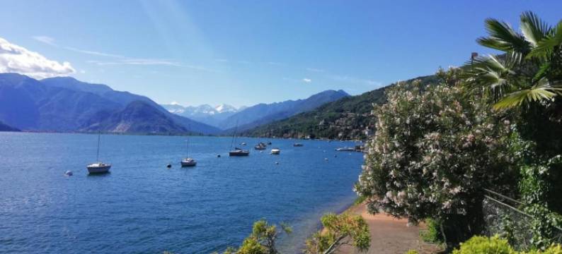 Chalet by Lake Maggiore with Garden Views图片