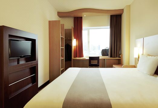 ibis London Luton Airport Hotel Overview