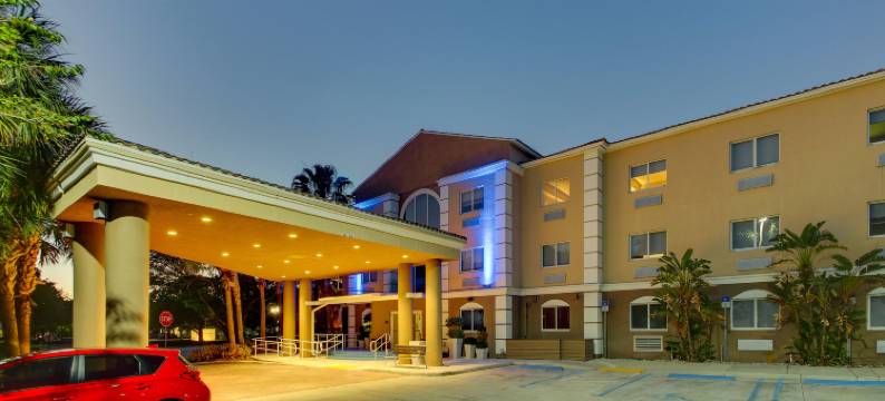 Holiday Inn Express 西棕榈湾泳滩地铁中心(Holiday Inn Express WEST PALM BEACH METROCENTRE by IHG)图片