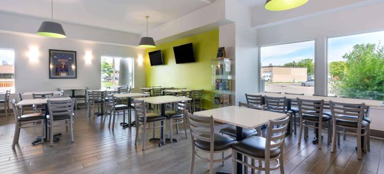 温尼伯西速8酒店(Super 8 by Wyndham Winnipeg West)图片