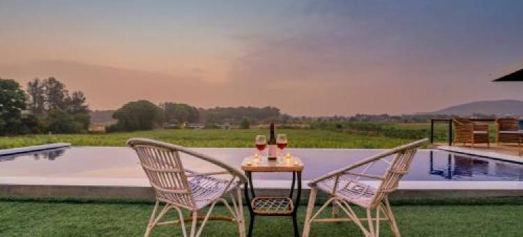 SaffronStays Onellaa, Nashik - infinity pool villa surrounded by a vineyard图片