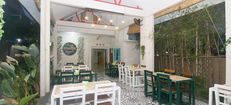 RedDoorz Plus Syariah酒店靠近三邦市政广场(RedDoorz Plus Syariah Near Alun Alun Sampang)图片