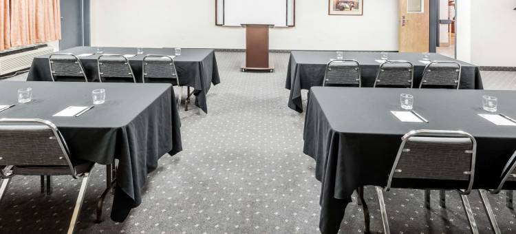 高河温德姆速8酒店(Super 8 by Wyndham High River AB)图片