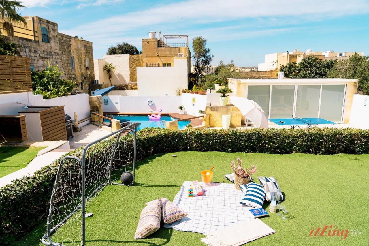 设有令人难以置信的投球池的原汁国家住宅(Authentic Country Home w Incredible Pitch Pool)