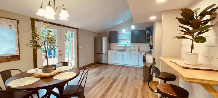 Exclusive Views and Cozy Deck Retreat - Stunning Lakefront Escape图片