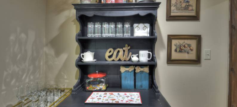 Hot Tub and Cozy Deck - Charming Log Cabin Retreat图片