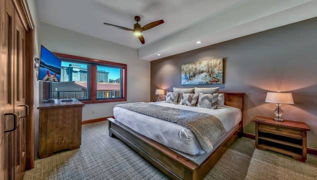 红色遮阳的豪华3卧室住宅,距天堂村和缆车仅几步之遥(Luxury 3Br Residence Steps from Heavenly Village & Gondola Condo)