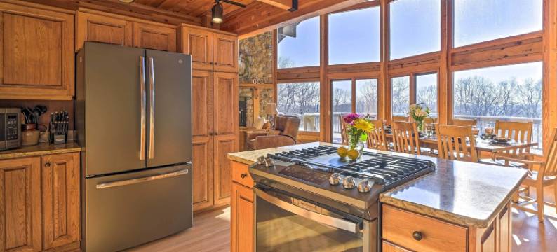 设置有室内泳池的恶魔湖公园旁小屋(Lodge w/ Indoor Pool, Along Devil's Lake Park)图片