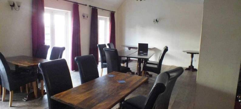 OYO 沃特曼斯阿姆斯赫舍姆酒店(OYO the Watermans Arms Hersham)图片