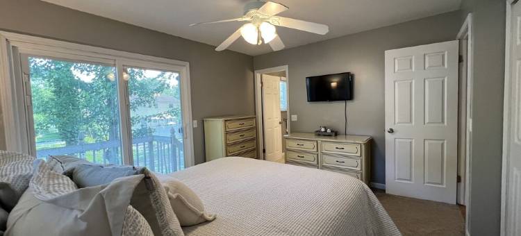 4-bedroom tri-level house in enchanting Midland with WiFi, AC.  Pet friendly.图片