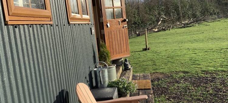 Luxury heated shepherd's hut in field location.图片