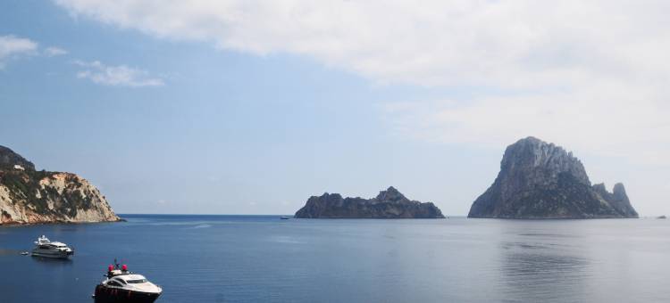 Villa in Cala Tarida with Private Pool & Sea View图片