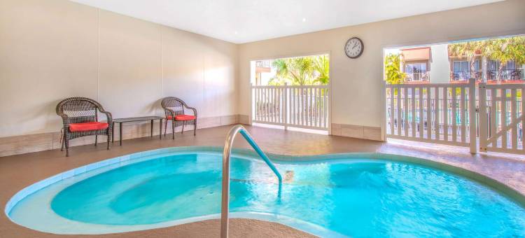 克利尔沃特中心拉昆塔温德姆酒店(La Quinta Inn by Wyndham Clearwater Central)图片