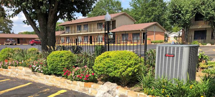 布罗肯鲍查尔斯韦斯利汽车旅馆(Charles Wesley Motor Lodge Downtown Broken Bow- Hochatown)图片