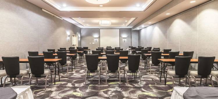 阿林顿北六旗通道拉昆塔温德姆套房酒店(La Quinta Inn & Suites by Wyndham Arlington North 6 Flags Dr)图片