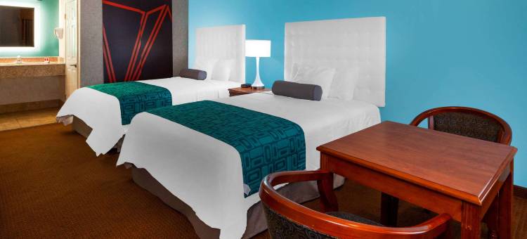 皮科里韦拉豪生套房酒店(Howard Johnson Hotel & Suites by Wyndham Pico Rivera)图片