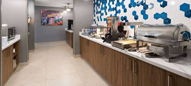 孟菲斯I-240拉昆塔温德姆套房酒店(La Quinta Inn & Suites by Wyndham Memphis I-240)图片