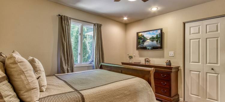 由HoneyBearCabins经营的鹿与鹿(Deer & Doe by HoneyBearCabins)图片