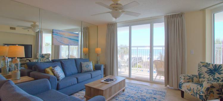 Private Balcony and Resort Amenities - Luxurious Coastal Escape图片