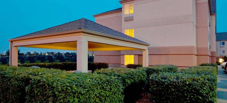 匹茨堡机场索尼斯塔简单套房酒店(Sonesta Simply Suites Pittsburgh Airport)图片