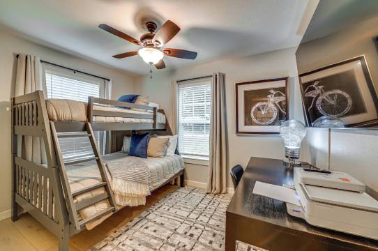 距雷罗伯茨湖3英里:飞行点豪华之家(Hot Tub! Family Haven 3 Mi to Lake Ray Roberts)