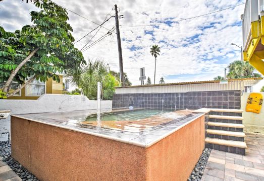 Driftwood Beach Cottage - Walk to Clearwater BchHotel Overview