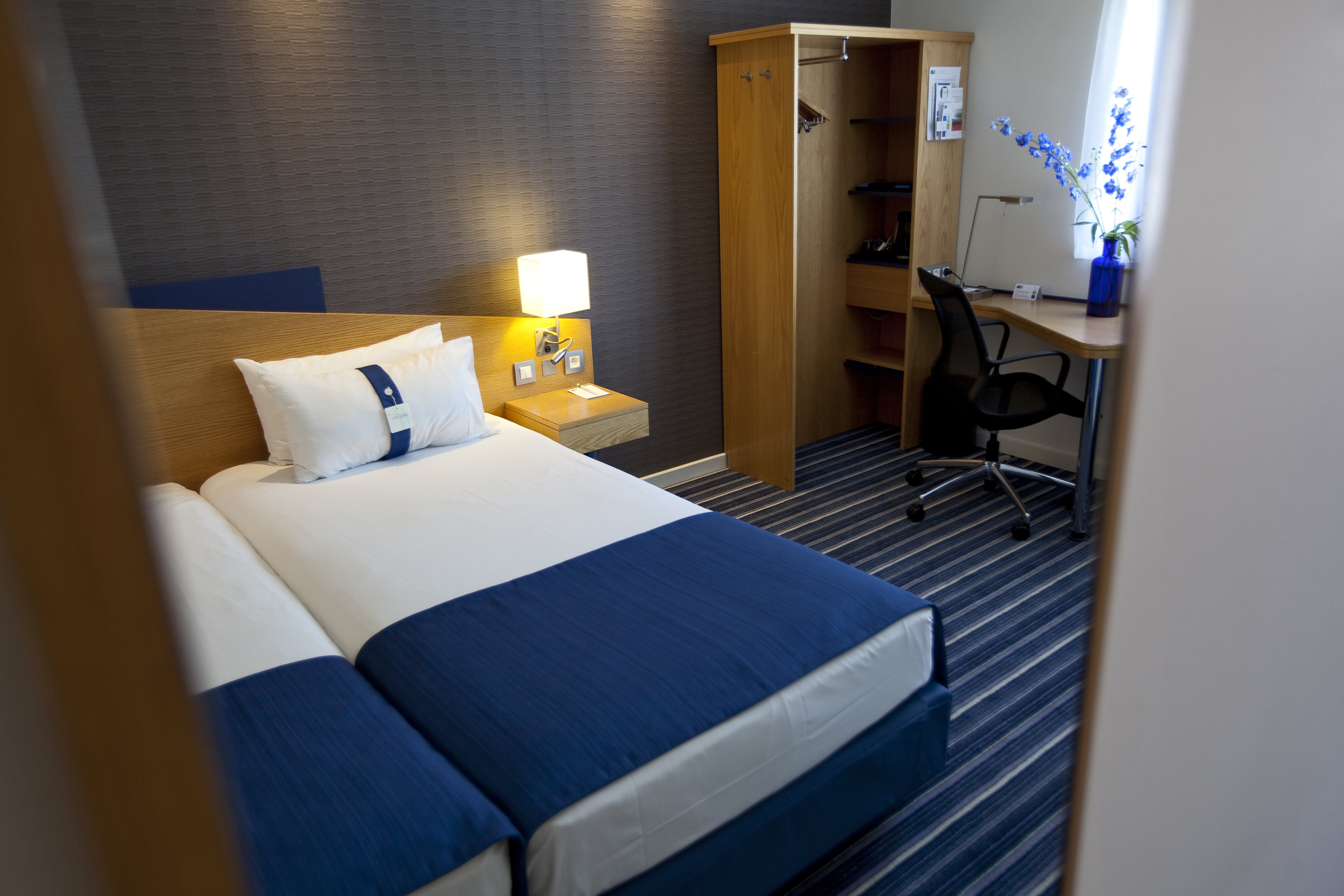 Holiday Inn Express Mechelen City Centre, an IHG Hotel-Mechelen Updated  2023 Room Price-Reviews & Deals 