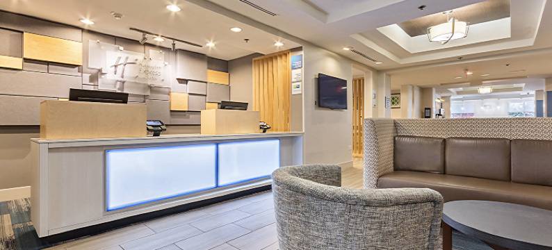 智选假日套房酒店苏黎世湖，巴林顿(Holiday Inn Express & Suites LAKE ZURICH-BARRINGTON by IHG)图片