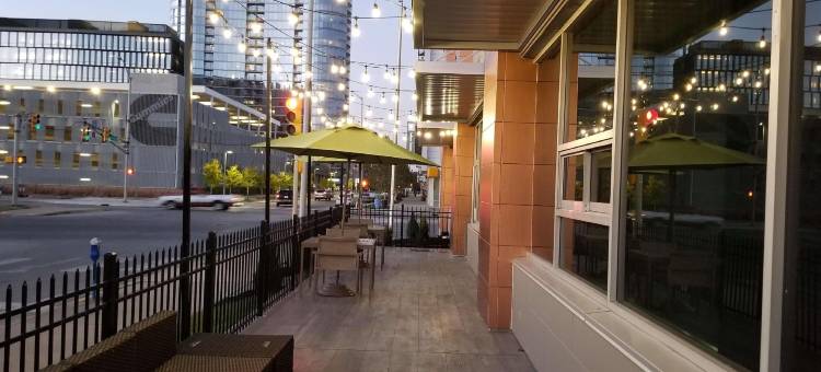 印第安纳波利斯市中心拉昆塔温德姆套房酒店(La Quinta Inn & Suites by Wyndham Indianapolis Downtown)图片