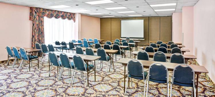 福乐顿市戴斯套房酒店(Days Inn & Suites by Wyndham Fullerton)图片