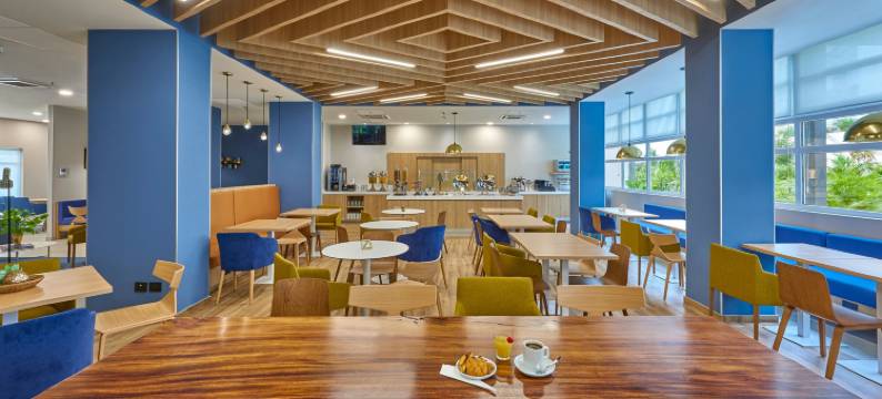 坎昆机场里维埃万豪城市快捷普拉斯酒店(City Express Plus by Marriott Cancún Aeropuerto Riviera)图片