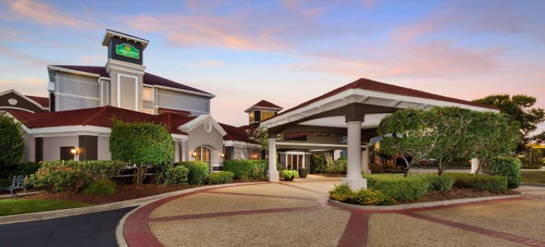 默特尔比奇百老汇区拉昆塔温德姆套房酒店(La Quinta Inn & Suites by Wyndham Myrtle Beach Broadway Area)图片