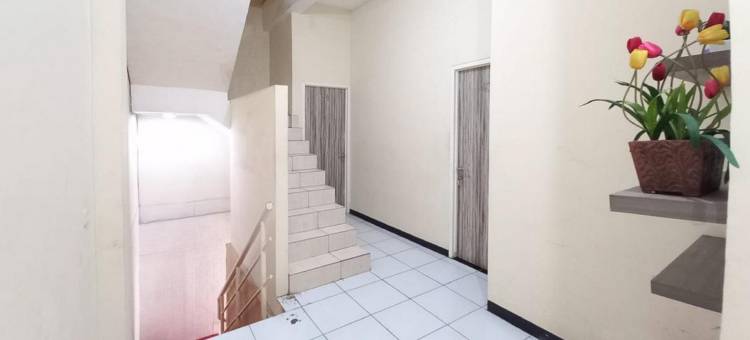 红门酒店@豪华民宿-近阿罗哈瓦鲁泗水(RedDoorz at Luxury Homestay Near Aloha Waru Surabaya)图片