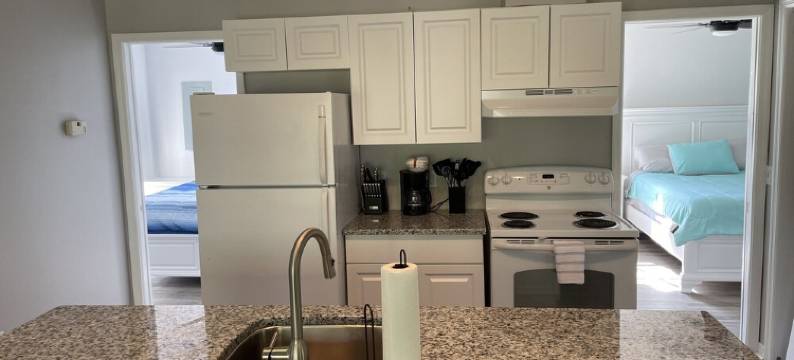 Manatee Manor. Waterfront, dock, stilted home. Renovated June '23.图片