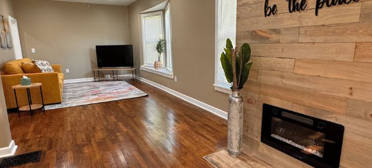 堪萨斯城市中心温馨三卧室度假屋，配备WiFi、空调等更多设施(Lovely 3-bedroom house in downtown Kansas City with WiFi, AC and so much more)图片
